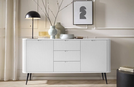Komoda Zoya 168 cm zásuvková bílá elegantní design oválný tvar na kovových nožkách vkusné rýhované čelo