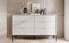 Komoda Lovro 154 cm se zásuvkami bílá moderní design potěší milovníky výrazných interiérů drážkovaná čela kovové úchyty