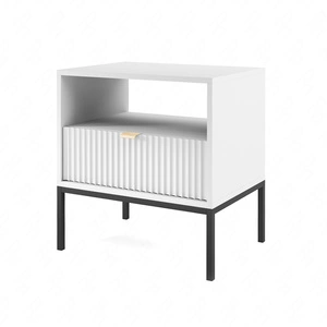 Lovro noční stolek se zásuvkou bílý vkusný drážkovaný dekor ideální skříňka do ložnice zlatá hrana rukojeť