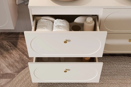 Koupelnový nábytek Donna Sand béžová elegantní koupelnové skříňky s ozdobným zaobleným frézováním na čelech zlaté úchytky