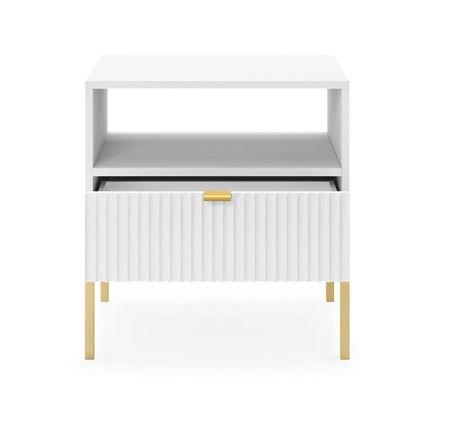 Lovro noční stolek se zásuvkou bílý vkusný drážkovaný dekor ideální skříňka do ložnice zlaté kovové doplňky