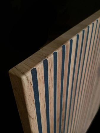 RTV skříňka Amma 154 cm černá / dub wotan elegantní forma nábytku v moderním stylu vkusné rýhované čelo bezpečné tvrzené sklo