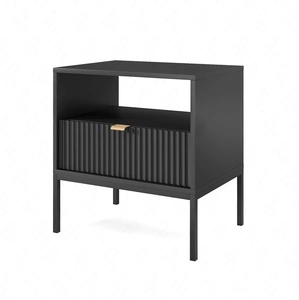 Lovro noční stolek se zásuvkou černý vkusný drážkovaný dekor ideální skříňka do ložnice zlatá hrana rukojeť