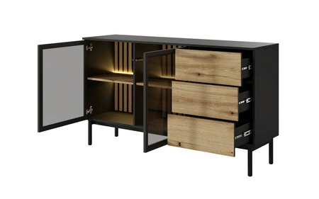 Komoda Clovis 150 cm černá / dub evokuje jedinečný design nábytku prosklená čela ozdobné lamely na vnitřní straně komody