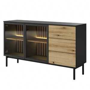 Komoda Clovis 150 cm černá / dub evokuje jedinečný design nábytku prosklená čela ozdobné lamely na vnitřní straně komody