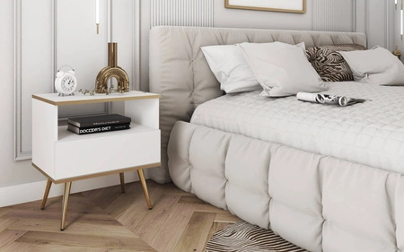 Luxusní bílý noční stolek se zásuvkou elegantní design skříňka doplněná zlatým lemováním skříňka stojí na vysokých kovových nožkách