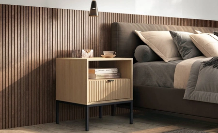 Noční stolek se zásuvkou Lovro dub vicenza dub vkusný drážkovaný dekor ideální skříňka do ložnice kovové vysoké nohy