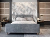 Čalouněná postel Isara 180x200 světle šedá s úložným prostorem v moderním skandinávském stylu s výrazným čelem a podnožkou