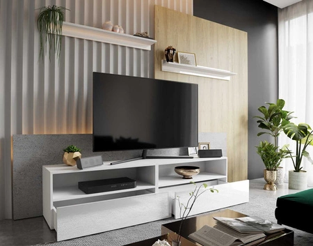 RTV skříňka Plisii 172 cm bílá / bílý lesk se závěsem a policemi stylový design, který se hodí do každého interiéru