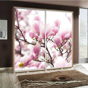 Posuvná skříň Artistino 205 cm s grafikou třešňového květu Korpus skříně z dubu catania vyrobený z 22 mm silné desky