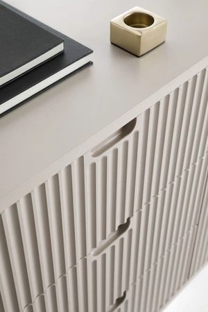 TV skříňka Zoya 168 cm béžová moderní design masivní kovové nohy drážkované čelo charakteristický oválný tvar