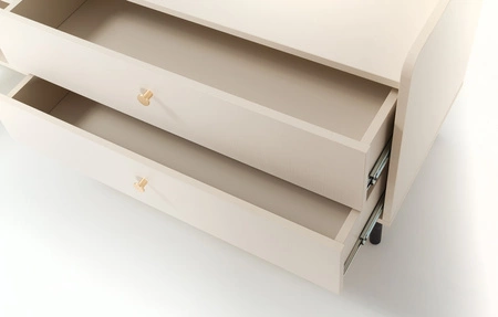 RTV skříňka Ferdi 210 cm béžová písková minimalistický design skříňky se zásuvkami elegantní zlaté úchytky a vysoké horní ráfky