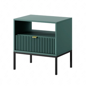 Lovro noční stolek se zásuvkou pastelově zelený vkusný drážkovaný dekor ideální skříňka do ložnice zlatá hrana rukojeť