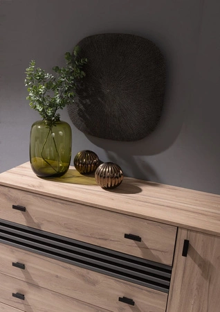 Komoda se zásuvkami Estan 135 cm dub estan světlý / antracit moderní designový nábytek kvalitní zpracování hrany komody zakončené speciální dýhou