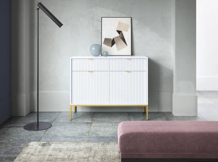 Komoda Lovro 104 cm zásuvková bílá moderní design potěší milovníky výrazných interiérů komoda obohacená zlatými doplňky