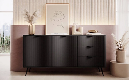 Zásuvková komoda Lante 163 cm černá vkusná komoda s drážkovanými čely na vysokých šikmých nohách se stylovými úchyty