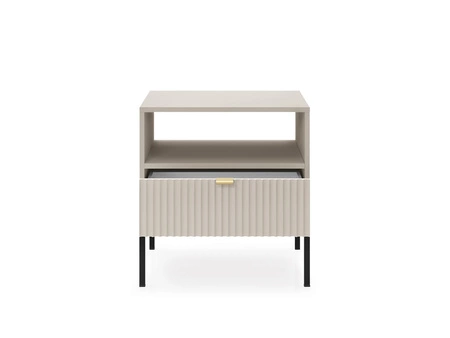 Lovro noční stolek se zásuvkou béžová vkusný drážkovaný dekor ideální skříňka do ložnice zlatá hrana rukojeť