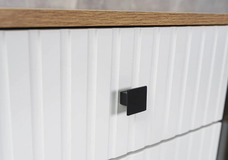 Zásuvková komoda Senja 140 cm řemeslně zpracovaný dub / bílá elegantní design dekorativní drážkované čelo s kovovou rukojetí