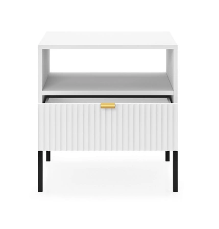 Lovro noční stolek se zásuvkou bílý vkusný drážkovaný dekor ideální skříňka do ložnice zlatá hrana rukojeť