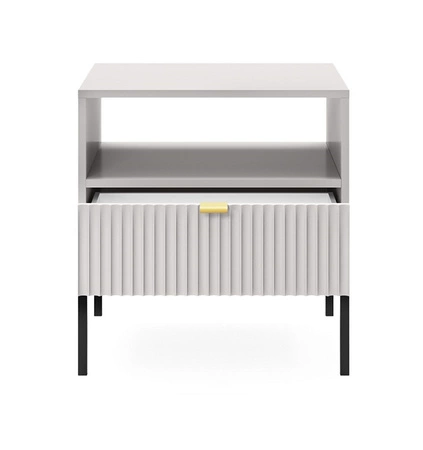 Lovro noční stolek se zásuvkou šedý vkusný drážkovaný dekor ideální skříňka do ložnice zlatá hrana rukojeť