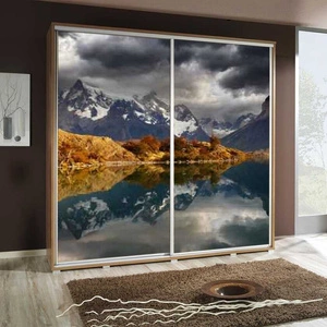 Posuvná skříň Artistino 205 cm s grafickým povrchem Korpus skříně z dubu catania z desky o tloušťce 22 mm