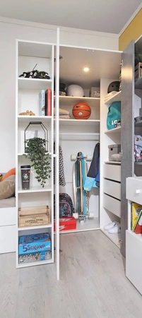 Nábytková sestava Epsilon bílá / beton ideální do dětského pokoje nebo pokoje pro mladé v módním stylu