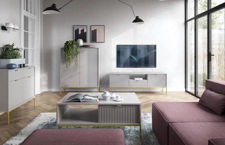 Šedá komoda Lovro 154 cm moderní design potěší milovníky výrazných interiérů rýhovaná čela zlaté doplňky