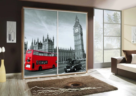 Posuvná skříň Artistino 205 cm s grafikou London II Korpus skříně z dubu catania vyrobený z desek o tloušťce 22 mm