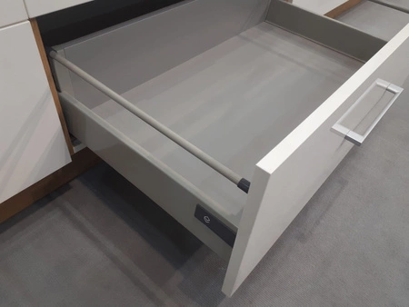 Sada kuchyňského nábytku Silver 250 cm skříně vypadají skvěle v klasických i moderních skandinávských interiérech