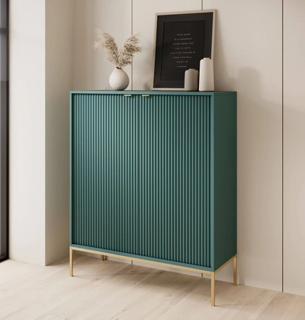 Moderní designová komoda Lovro 104 cm v pastelově zelené barvě obohacená zlatem potěší milovníky výrazných interiérů