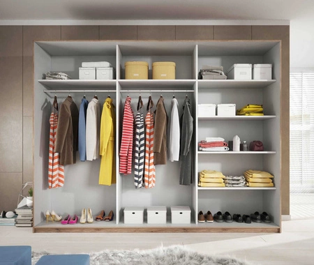 Posuvná šatní skříň Galaxy 270 cm bílá / dub beaufort prostorná šatní skříň v moderní podobě vybavená hliníkovými dveřními lištami