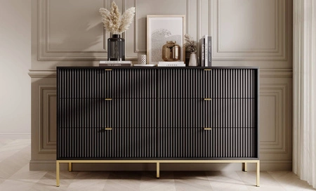 Komoda Lovro 154 cm se zásuvkami černá moderní design potěší milovníky výrazných interiérů rýhovaná čela zlaté doplňky