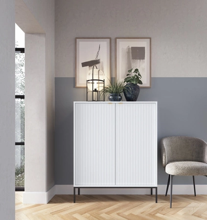Bílá komoda Lovro 104 cm v moderním designu potěší milovníky osobitých interiérů
