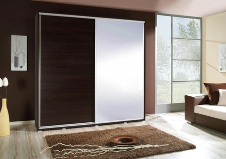 Posuvná šatní skříň se zrcadlem Penelope 205 cm kaštan wenge Moderní design šatní skříně Hliníková vodítka dveří a pojezdový systém