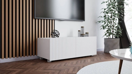 RTV skříňka Colder 100 cm bílá s možností zavěšení stylové drážkované čelo elegantní forma nábytku v moderním stylu