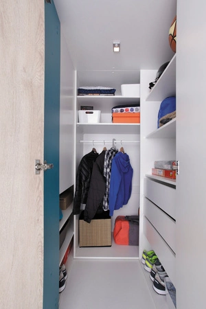 Nábytková sestava Niko bílá / dub / mořská ideální do dětského pokoje v módním stylu