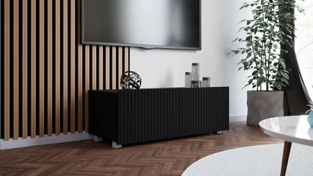 RTV skříňka Colder 100 cm černá s možností zavěšení stylové rýhované čelo elegantní forma nábytku v moderním stylu