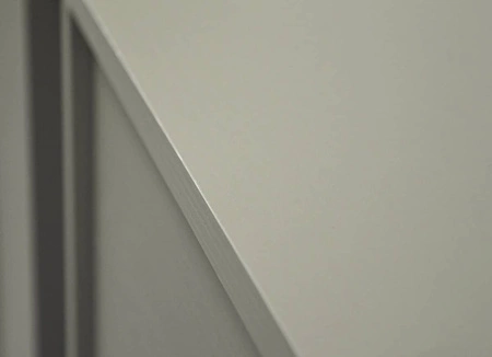 Nábytek Kioto I eukalyptus stylový designový nábytek do obývacího pokoje elegantní nábytek na kovovém černém podstavci decentní úchytky