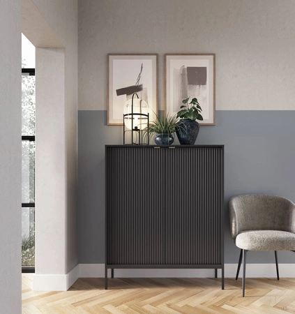 Černá komoda Lovro 104 cm v moderním designu potěší milovníky osobitých interiérů