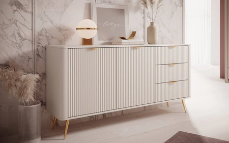 Komoda Lante 163 cm béžová vkusná komoda s drážkovanými čely na vysokých šikmých nohách se stylovými úchyty