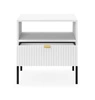 Lovro noční stolek se zásuvkou bílý vkusný drážkovaný dekor ideální skříňka do ložnice zlatá hrana rukojeť
