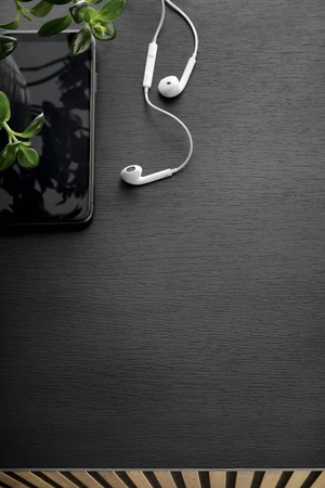 RTV skříňka Amma 154 cm černá / dub wotan elegantní forma nábytku v moderním stylu vkusné rýhované čelo bezpečné tvrzené sklo