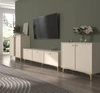 Nábytek Kioto I béžový stylový designový nábytek do obývacího pokoje elegantní nábytek podepřený kovovou zlatou základnou jemné úchytky