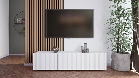 RTV skříňka Colder 150 cm bílá s možností zavěšení stylové drážkované čelo elegantní forma nábytku v moderním stylu