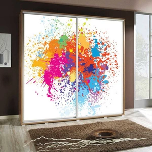 Posuvná skříň Artistino 205 cm s uměleckou grafikou Korpus skříně z dubu catania vyrobený z desek o tloušťce 22 mm