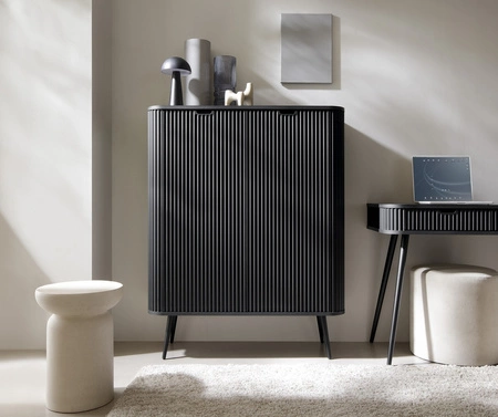 Komoda Zoya 103 cm černá elegantní design oválný tvar na černých kovových nohách vkusné drážkované čelo