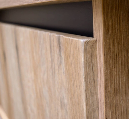 Nástěnná skříňka Osaka dub evoke / černá minimalistický design podtržený módními barvami vysoké kovové černé nohy vkusné rýhované čelo