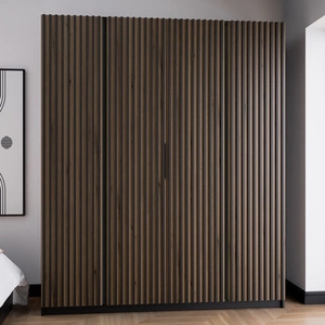 Šatní skříň Kastano XV 200 cm černá moderní design dveří zdobený dubovými lamelami evokujícími ideální šatní skříň do ložnice