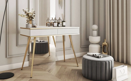 Luxusní bílá konzola se zásuvkami elegantní toaletní stolek s drážkovanými čely vysoké zlaté nohy tělo doplněné zlatým lemováním