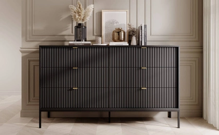 Komoda Lovro 154 cm se zásuvkami černá moderní design potěší milovníky výrazných interiérů drážkovaná čela kovové úchyty
